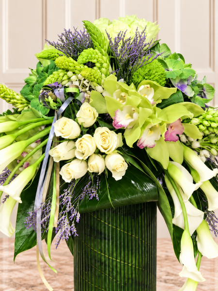 Yeşil Cymbidium Ve Beyaz Kala Aranjmanı