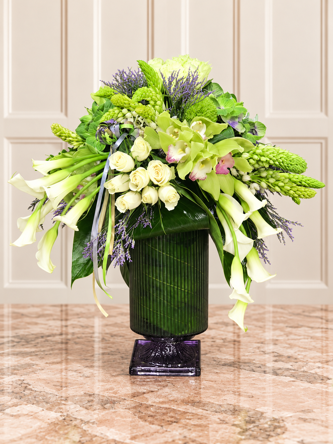 Yeşil Cymbidium Ve Beyaz Kala Aranjmanı