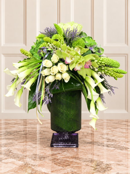 Yeşil Cymbidium Ve Beyaz Kala Aranjmanı