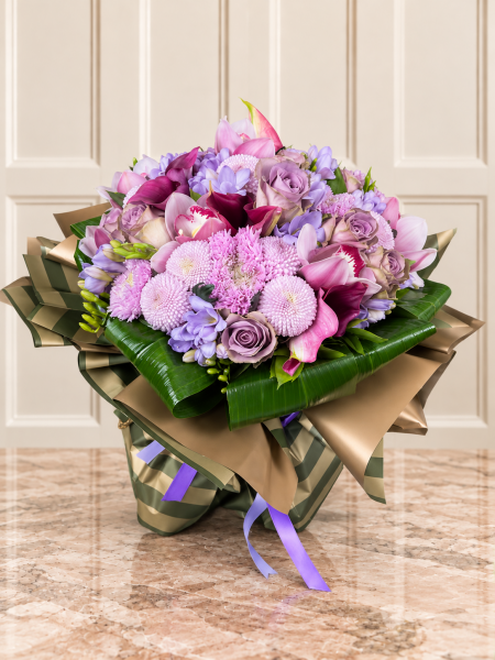 Pembe Cymbidium,fuşya kala,lila frezya,pembe top anastasia Ve Lila Gül Buketi